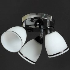 Люстра з трьома напрямними плафонами мінімалізм цоколь Е27
