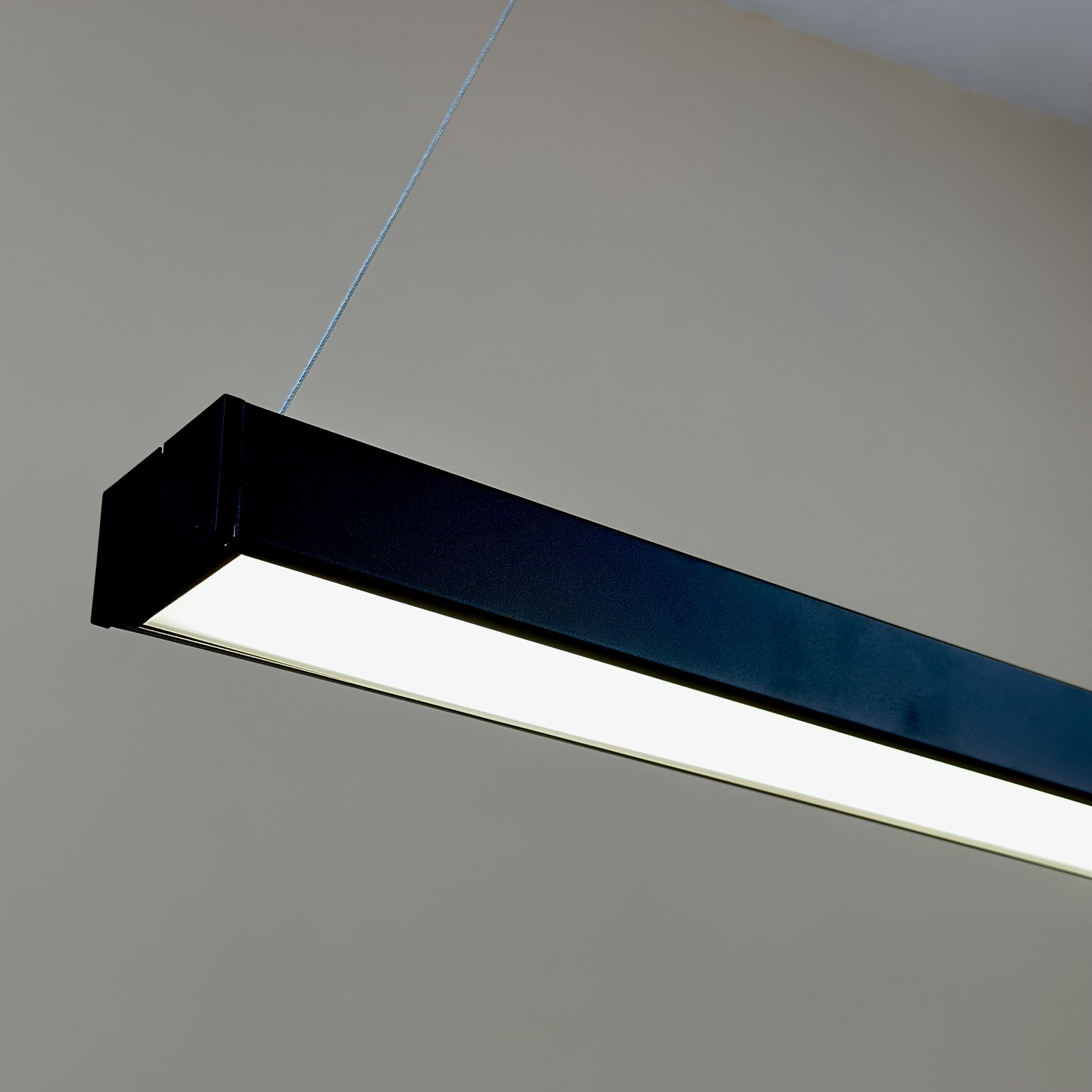 Линейный светильник 36W подвесной 2880Lm 4000К 120см чорний (метал) LIGHT